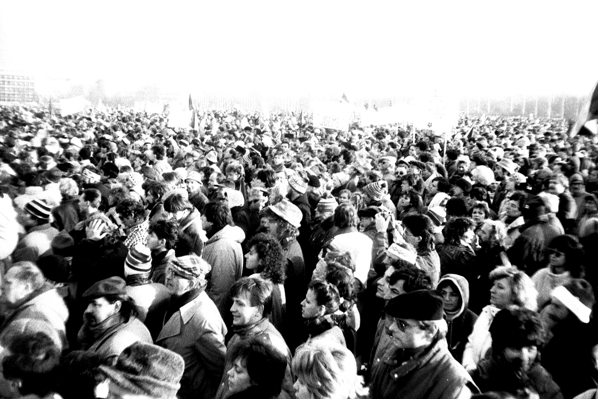Praha_1989-11-25,_Letná,_dav_(01).jpg