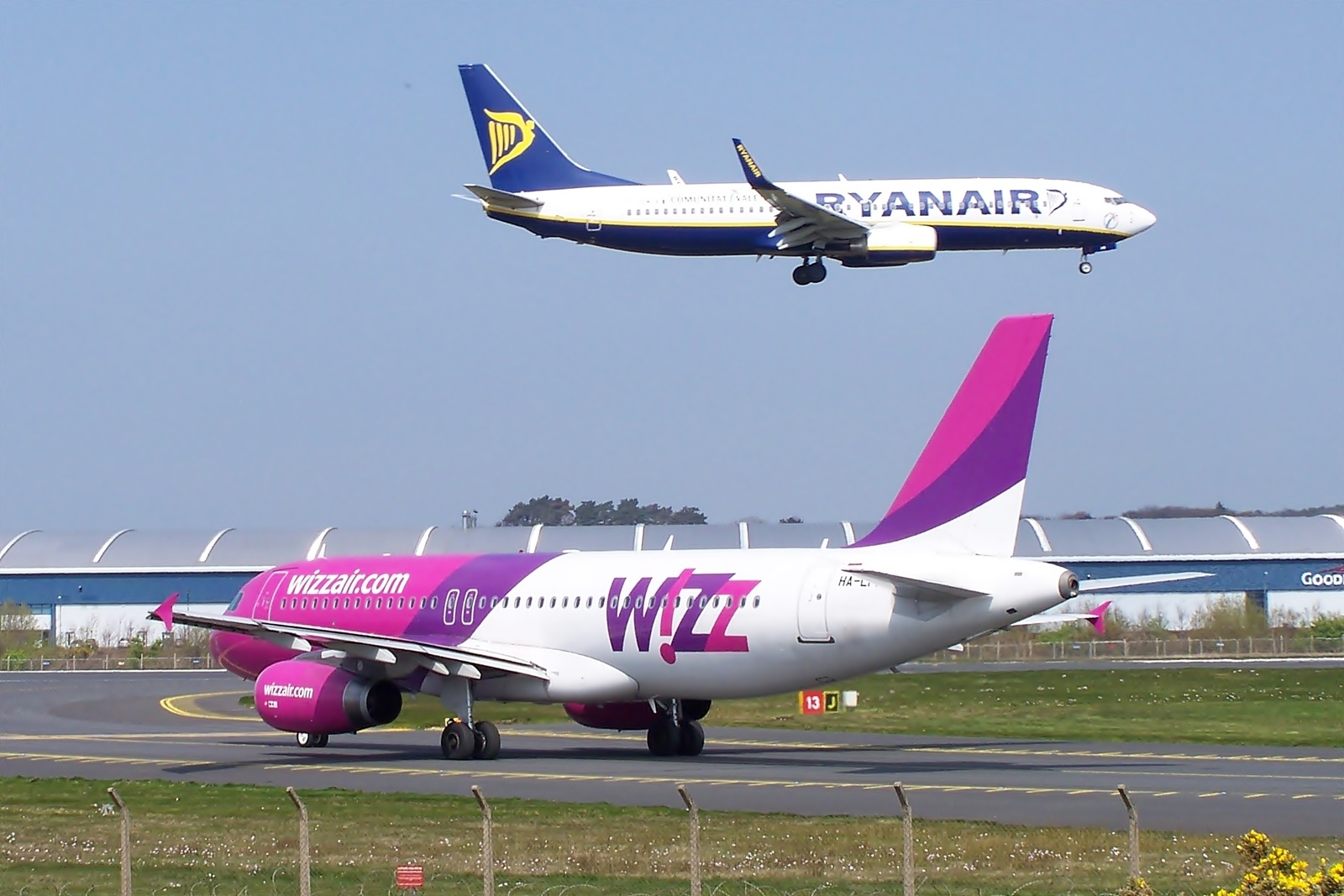 Ryanair_Wizz_(7141688277).jpg