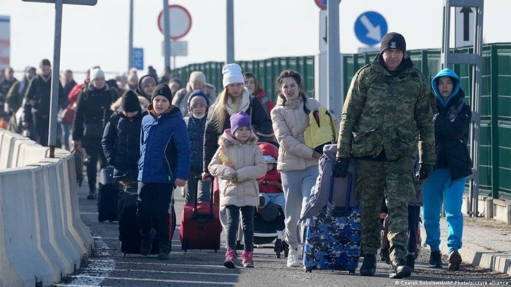 Ukrainian_refugees_from_2022,_crossing_into_Poland.jpg