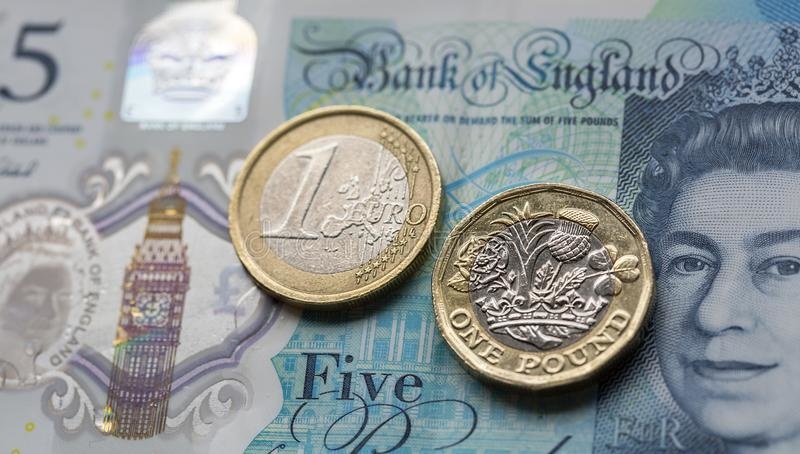 una-euro-moneta-ed-di-sterlina-su-nota-britannica-da-cinque-sterline-un-formato-orizzontale-102343890.jpg