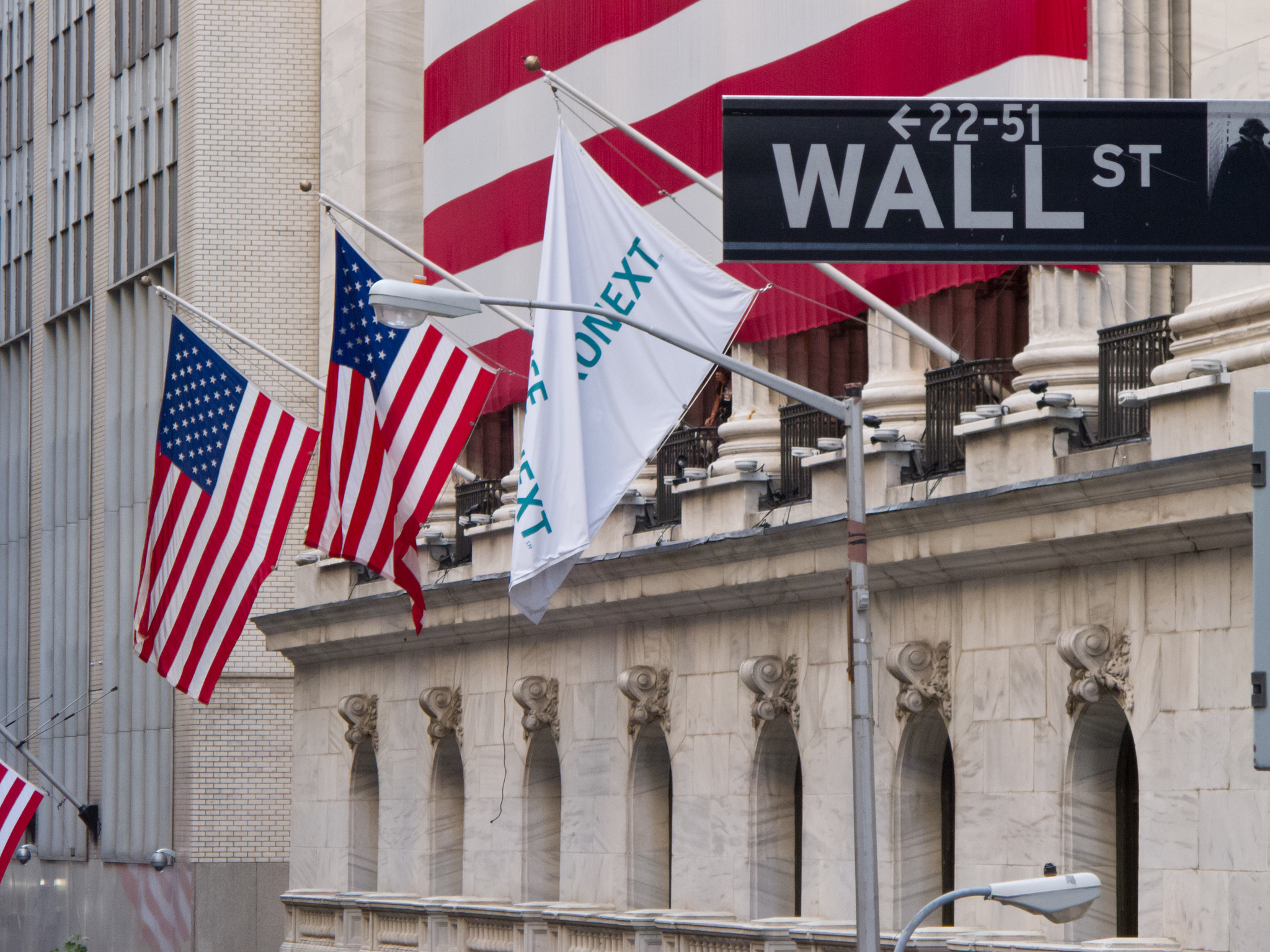 Wall_Street_-_New_York_Stock_Exchange.jpg