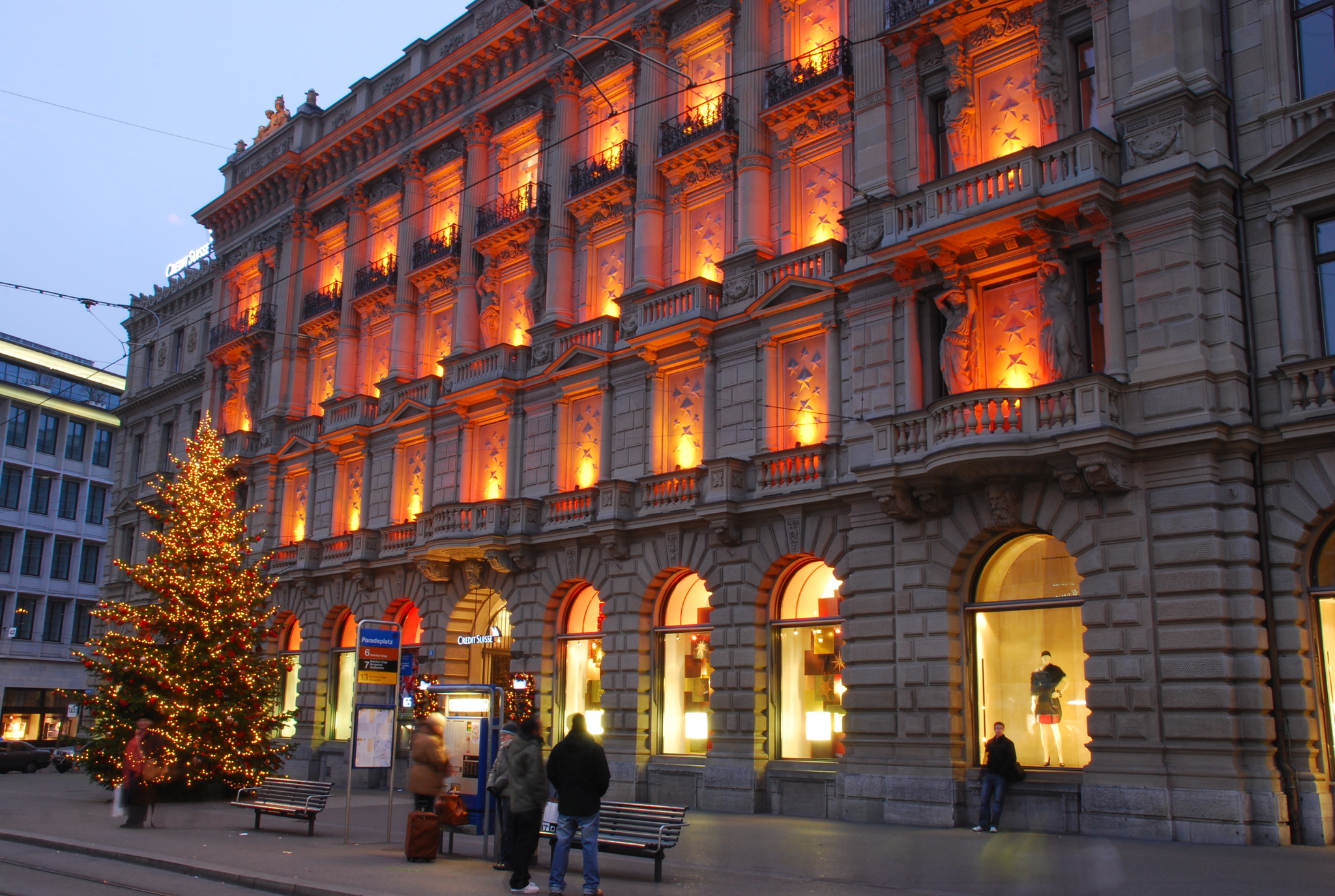 Zürich_Paradeplatz,_Credit_Suisse.jpg