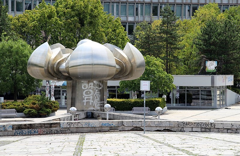 800px-Bratislava_-_Fontána_Družba_(8).jpg