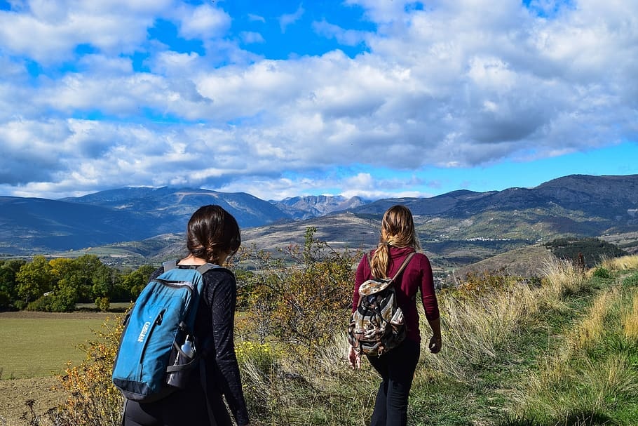 adventure-backpackers-girls-grass.jpg