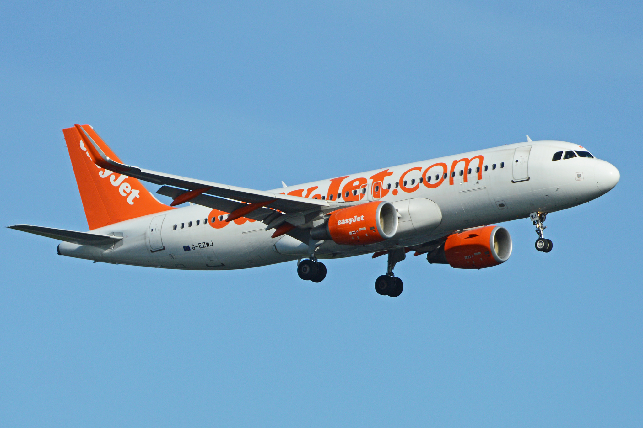 Airbus_A320-214(w)_‘G-EZWJ’_Easyjet_(41493245865).jpg