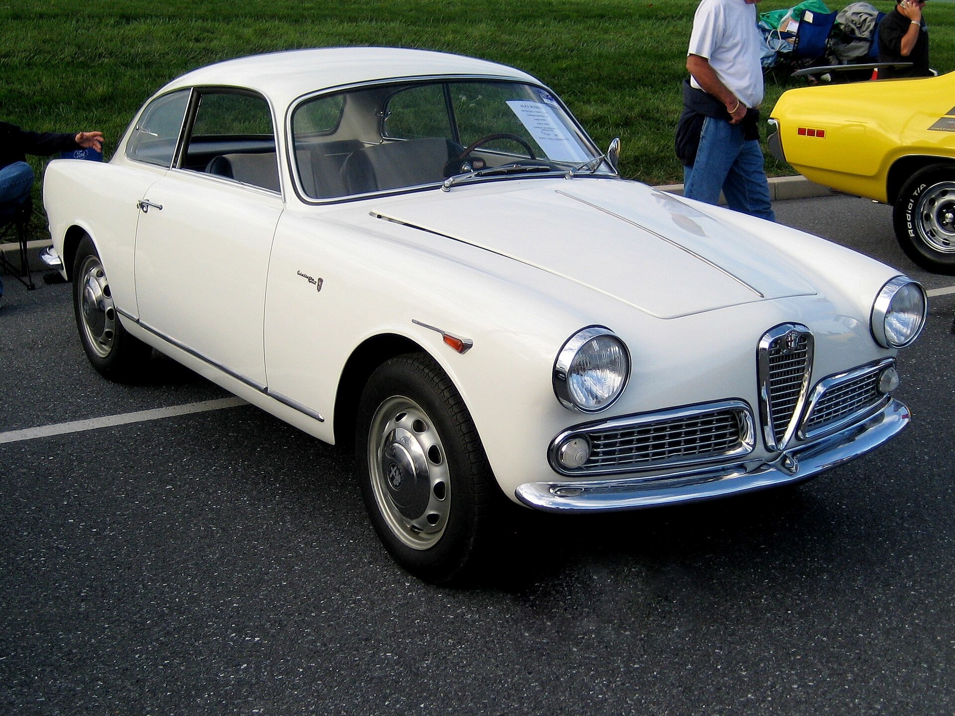 Alfa_Romeo_Giulietta_white.jpg