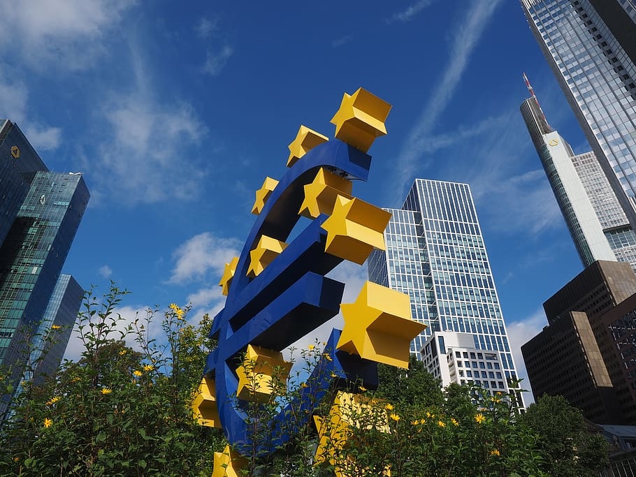euro-sculpture-euro-sign-artwork-frankfurt.jpg