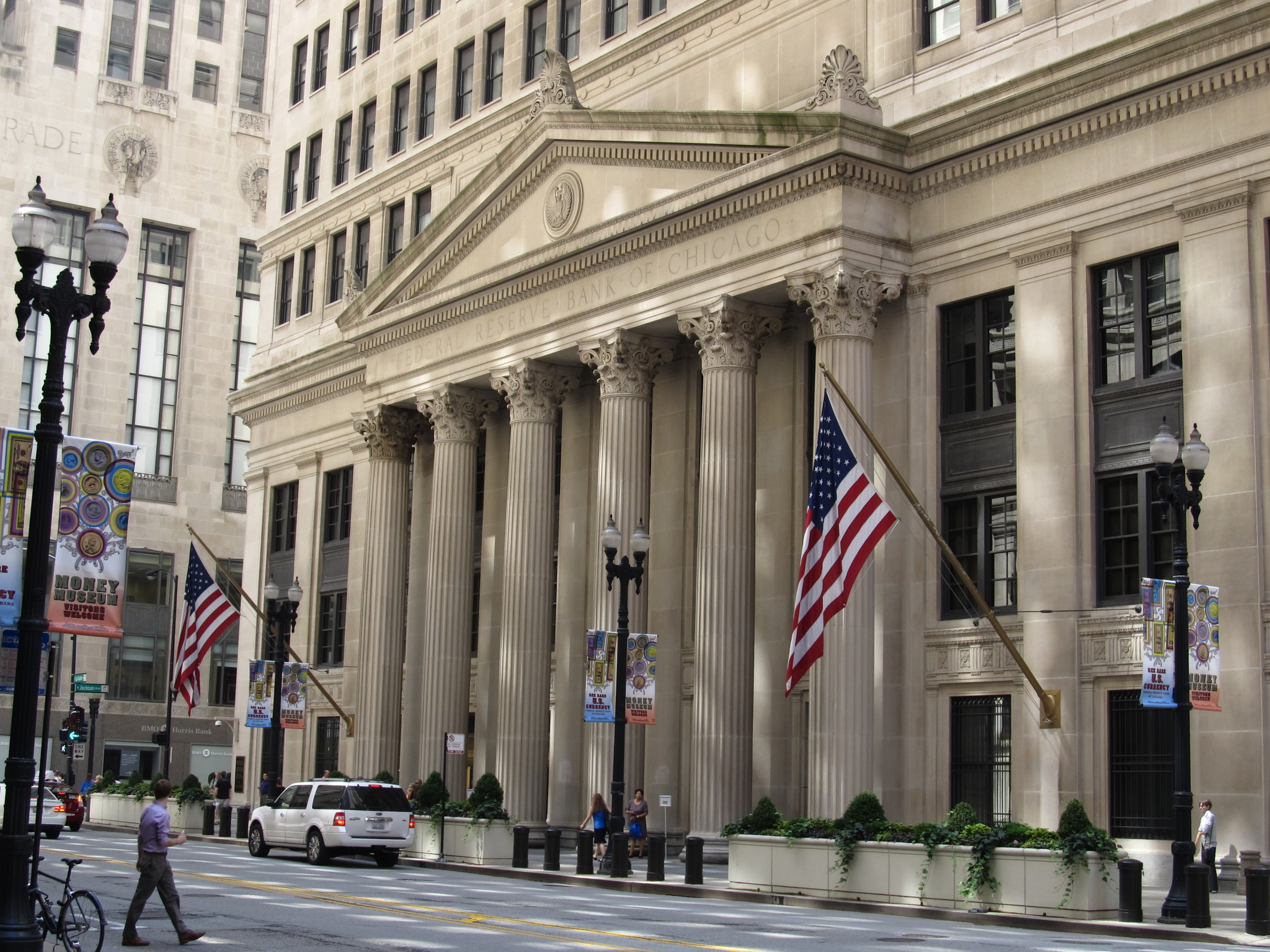 Federal_Reserve_Bank_of_Chicago,_Chicago,_Illinois_(9181618932).jpg