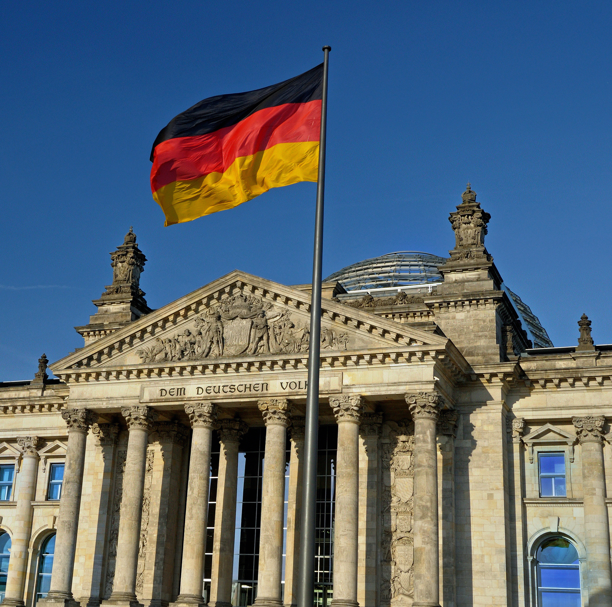 Flag_of_the_Federal_Republic_of_Germany_before_of_the_Reichstag._Berlin,_Germany.jpg
