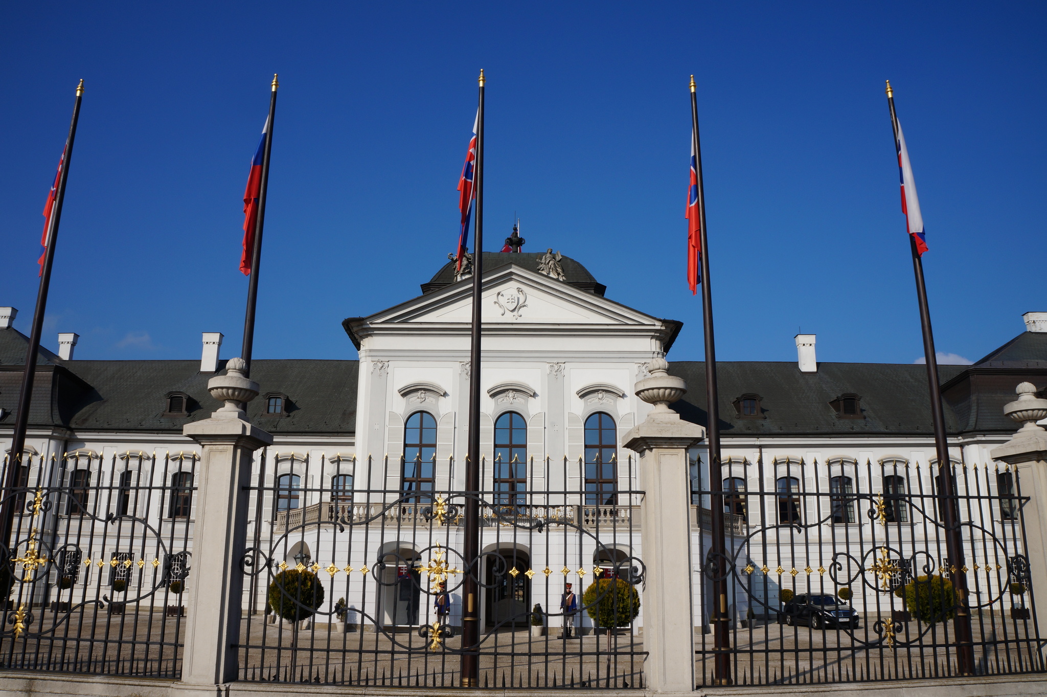 Front_of_Presidential_Palace,_Slovakia.jpg