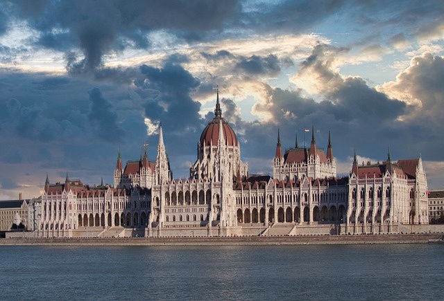 hungarian-parliament-building-ga33dcf037_640.jpg