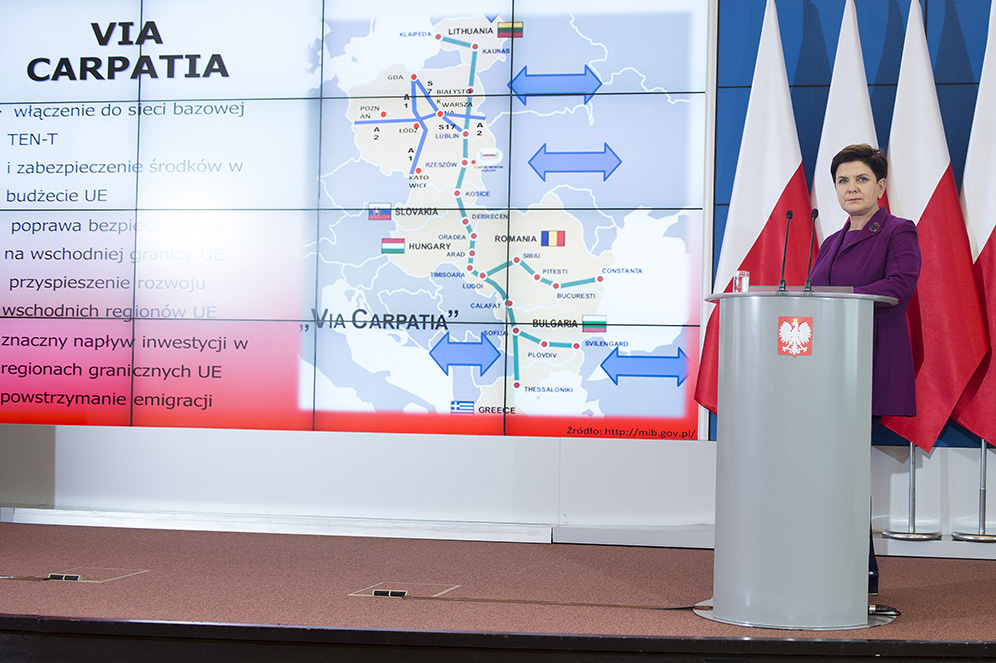 La_Premier_ministre_polonaise_Beata_Szydlo_faisant_une_présentation_de_Via_Carpatia.jpg