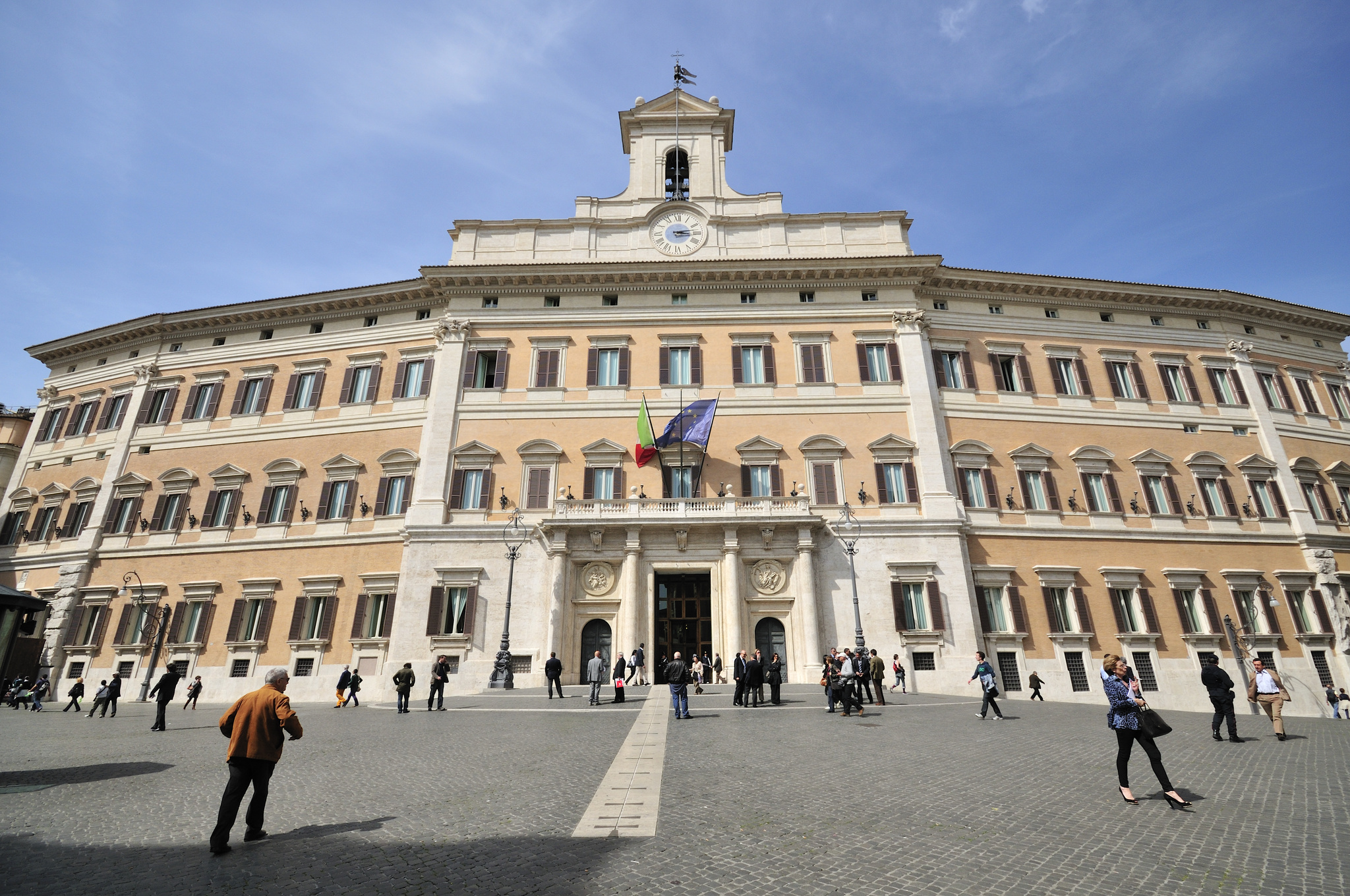 Montecitorio_-_panoramio.jpg