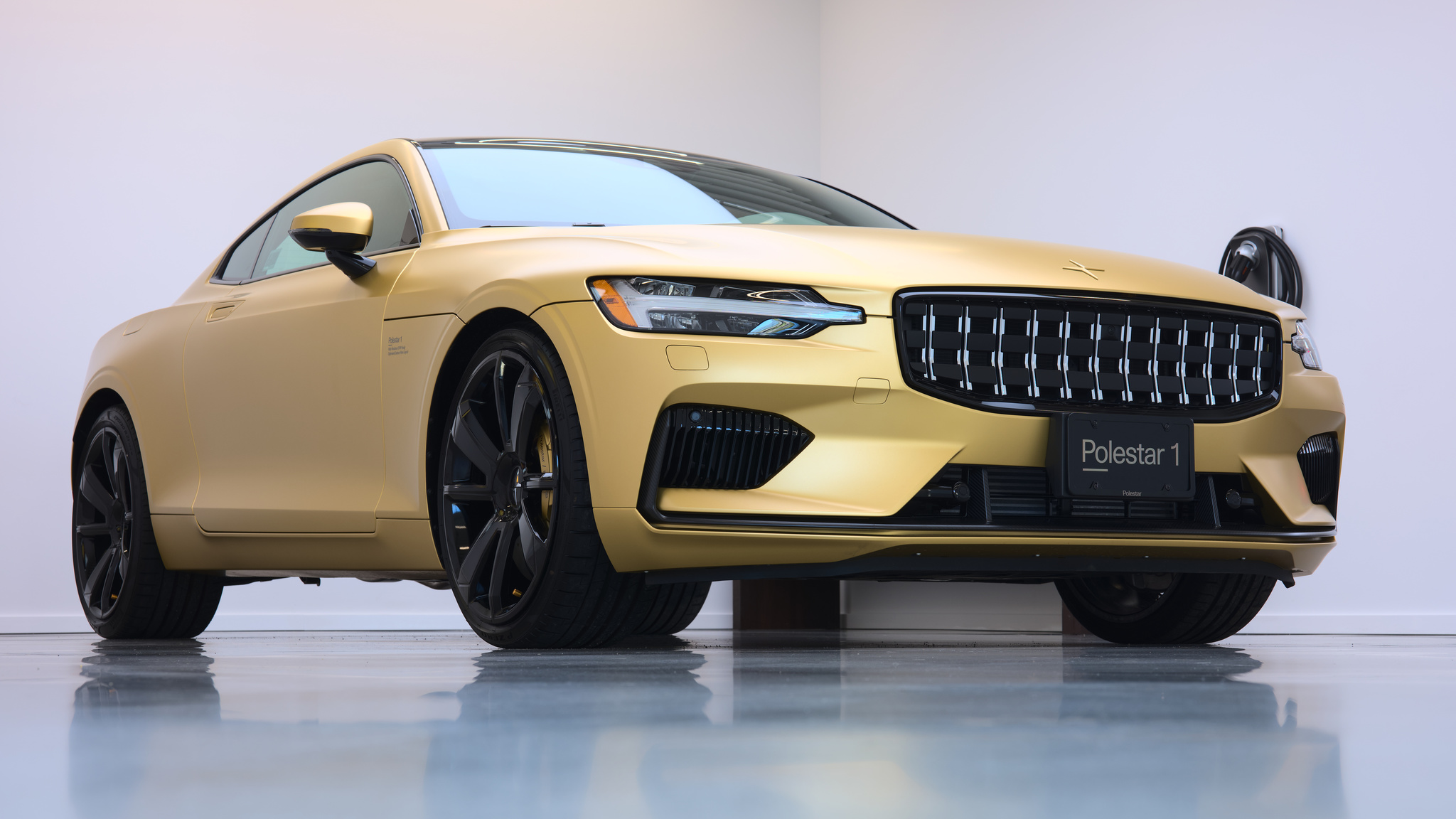 Polestar_1_in_matte_gold_dllu.jpg