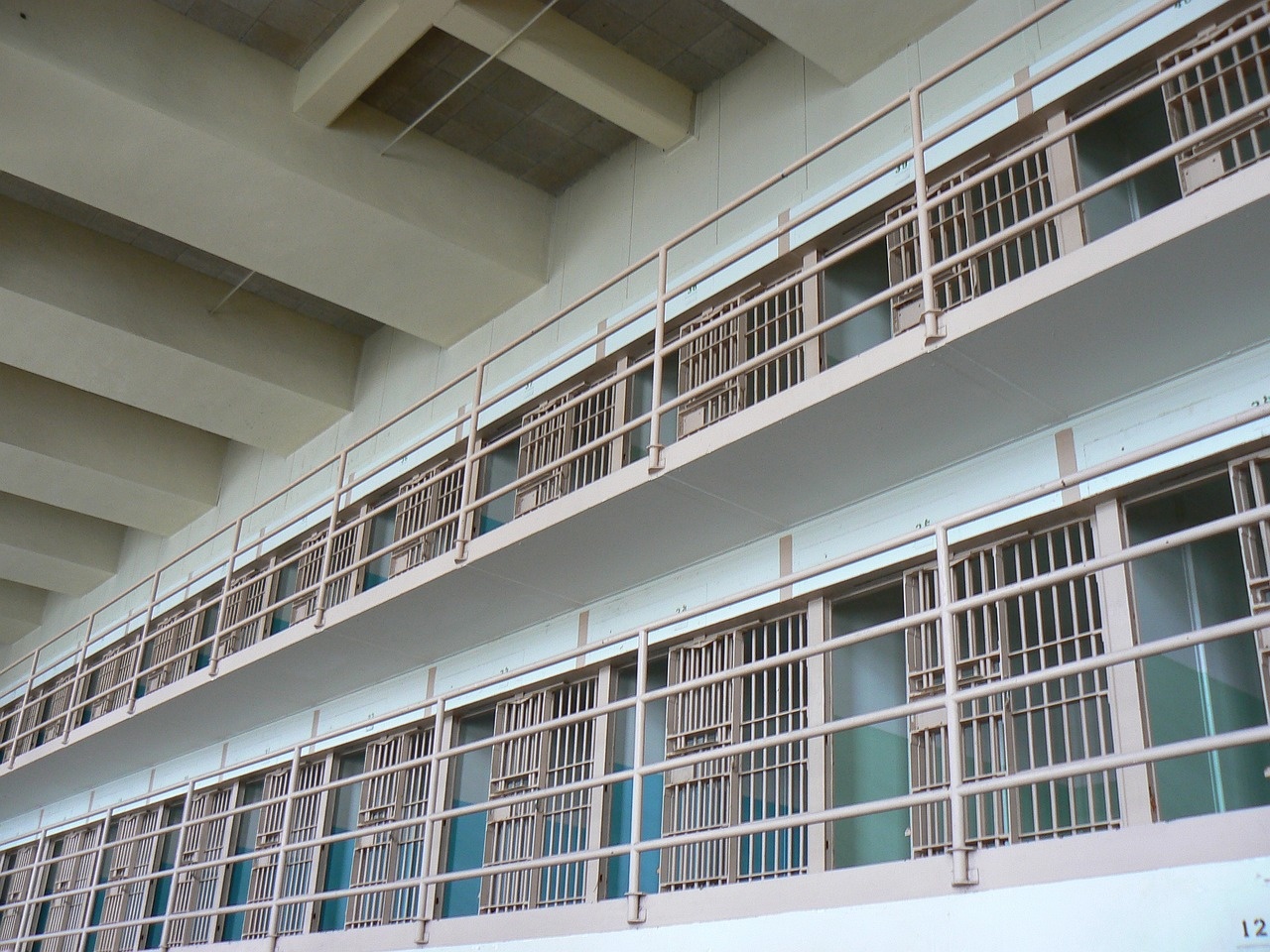 prison-gf1e83cb3f_1280.jpg