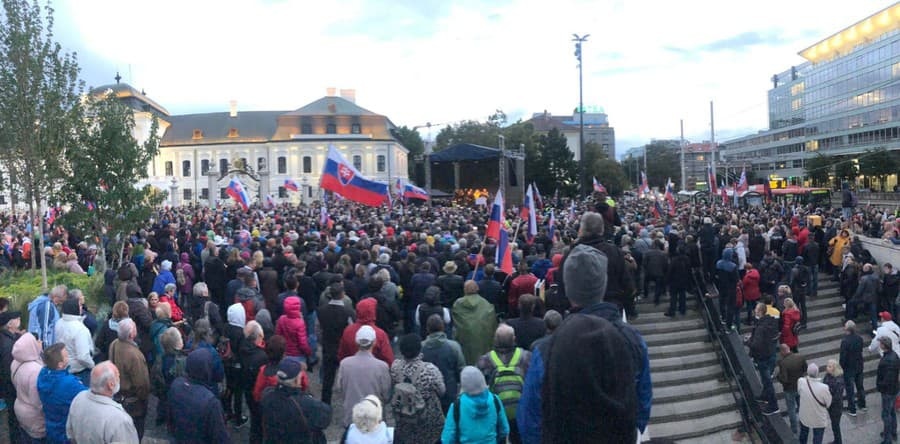 protest-Bratislava-Hodzovo-namestie.jpg