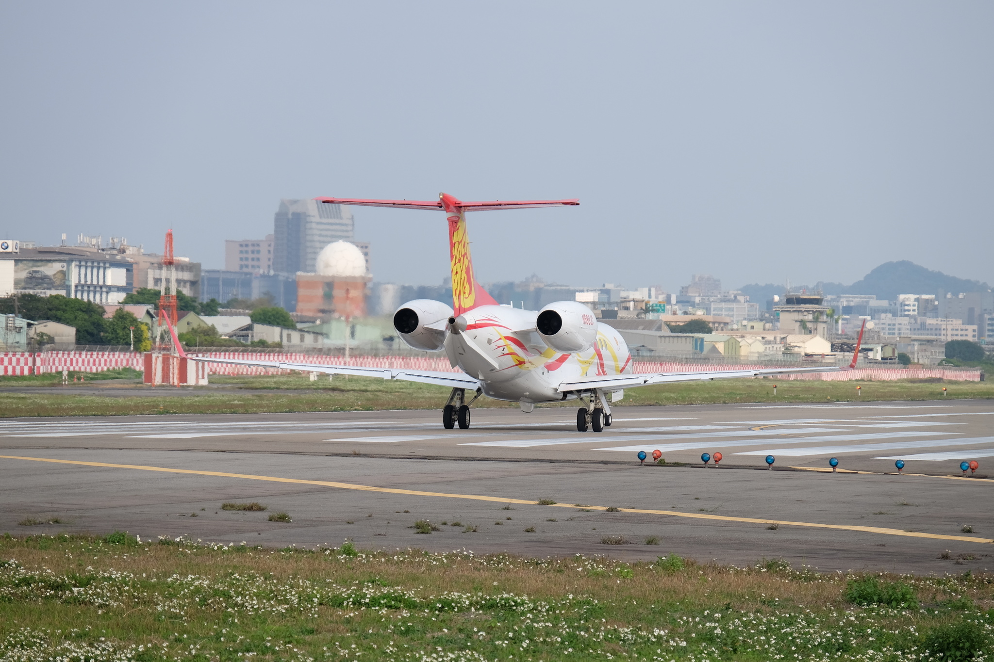 Sparkle_Roll_Jet_Embraer_Legacy_650_N688JC_Stand_by_at_Taipei_Songshan_Airport_Runway_20150221.jpg