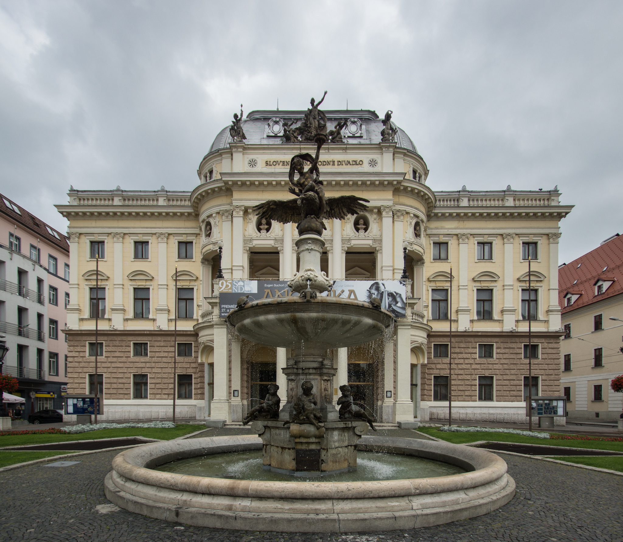 Teatro_Nacional_de_Eslovaquia.jpg