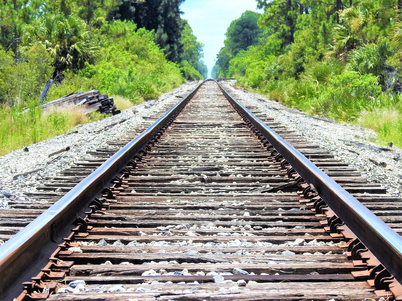 train-rail-5542107_1280.jpg