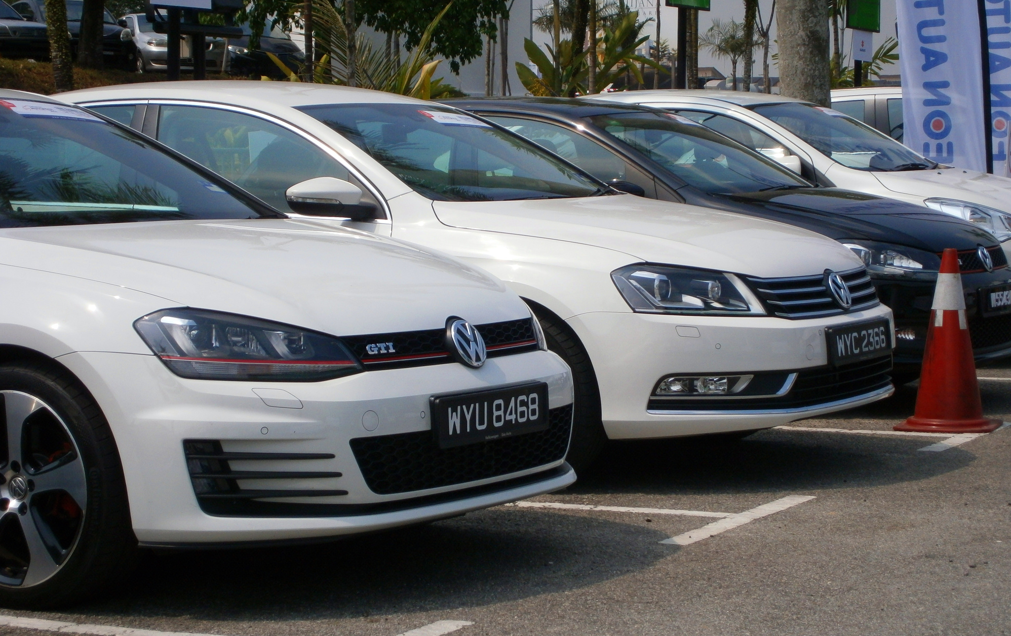Volkswagen_Test_Drive_Cars_(left_to_right;_Golf_GTi,_Passat_1.8_TSI,_Polo_GTi)_in_Glenmarie,_Malaysia.jpg