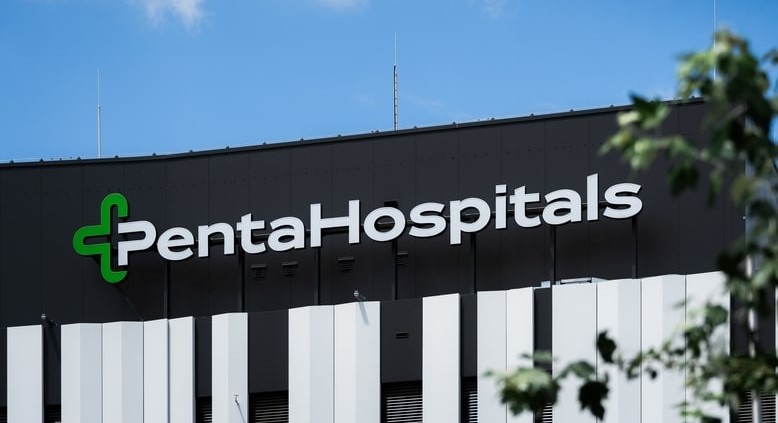Logo-Penta-Hospitals-na-budove_900x475.jpg