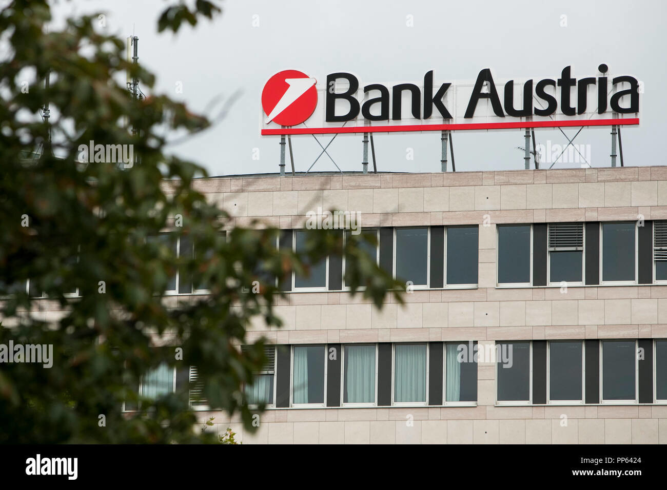 un-segno-del-logo-al-di-fuori-di-una-struttura-occupata-da-unicredit-bank-austria-in-vienna-austria-il-4-settembre-2018-pp6424.j