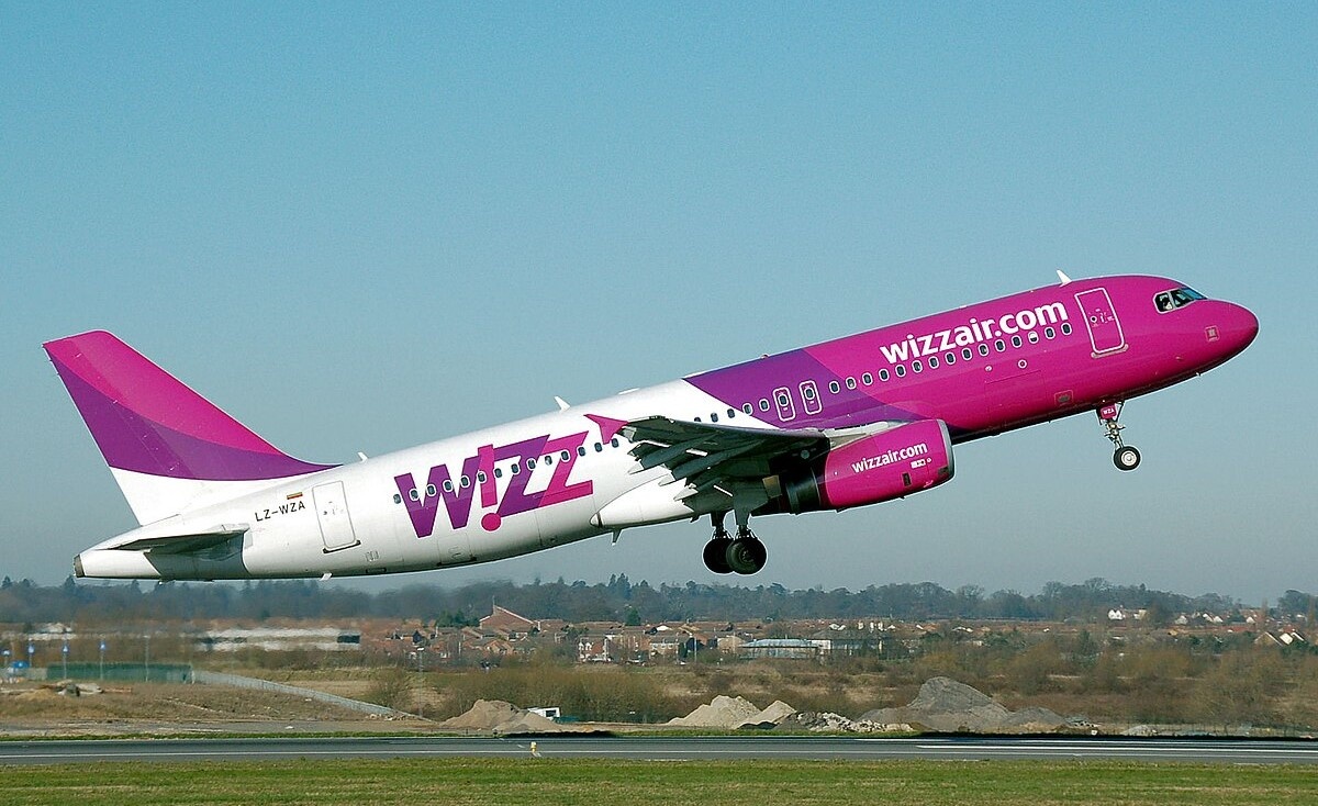 Whizzair.a320-200.lz-wza.leavesground.arp.jpg