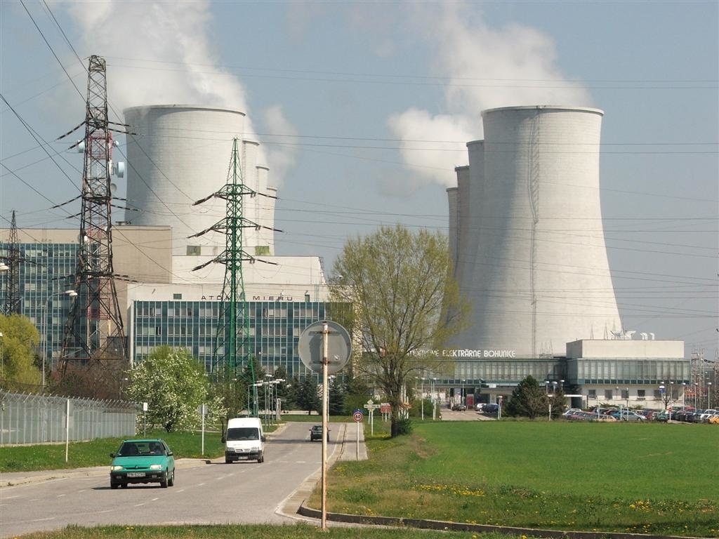 Atómové_elektrárne_Bohunice_-_vstup_(13.4.2007)_-_panoramio.jpg