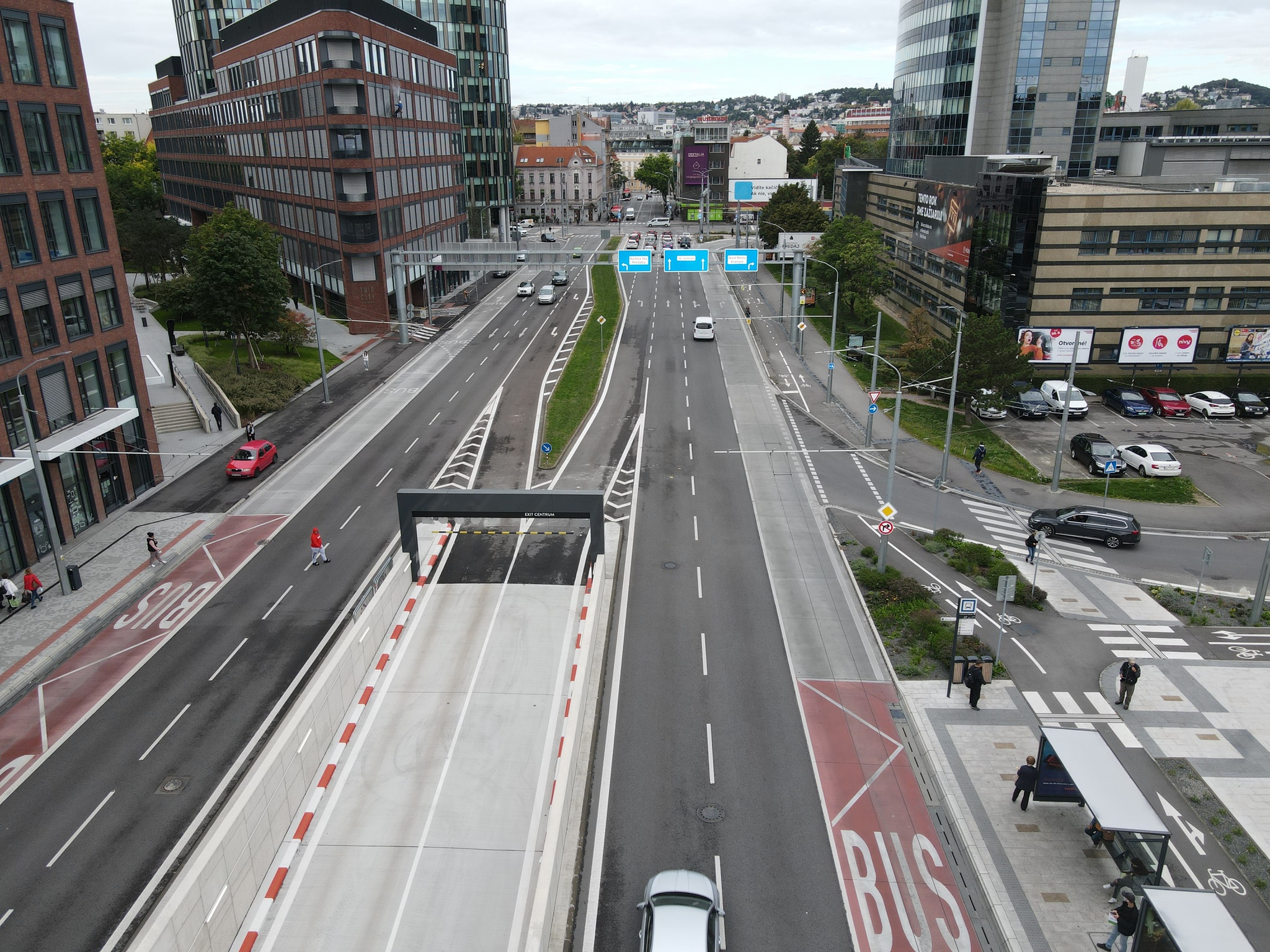 Bratislava_má_stanicu,_ktorá_sa_vyrovná_európskym_metropolám._Nazrite_do_Nivy_centra_(51534544522).jpg