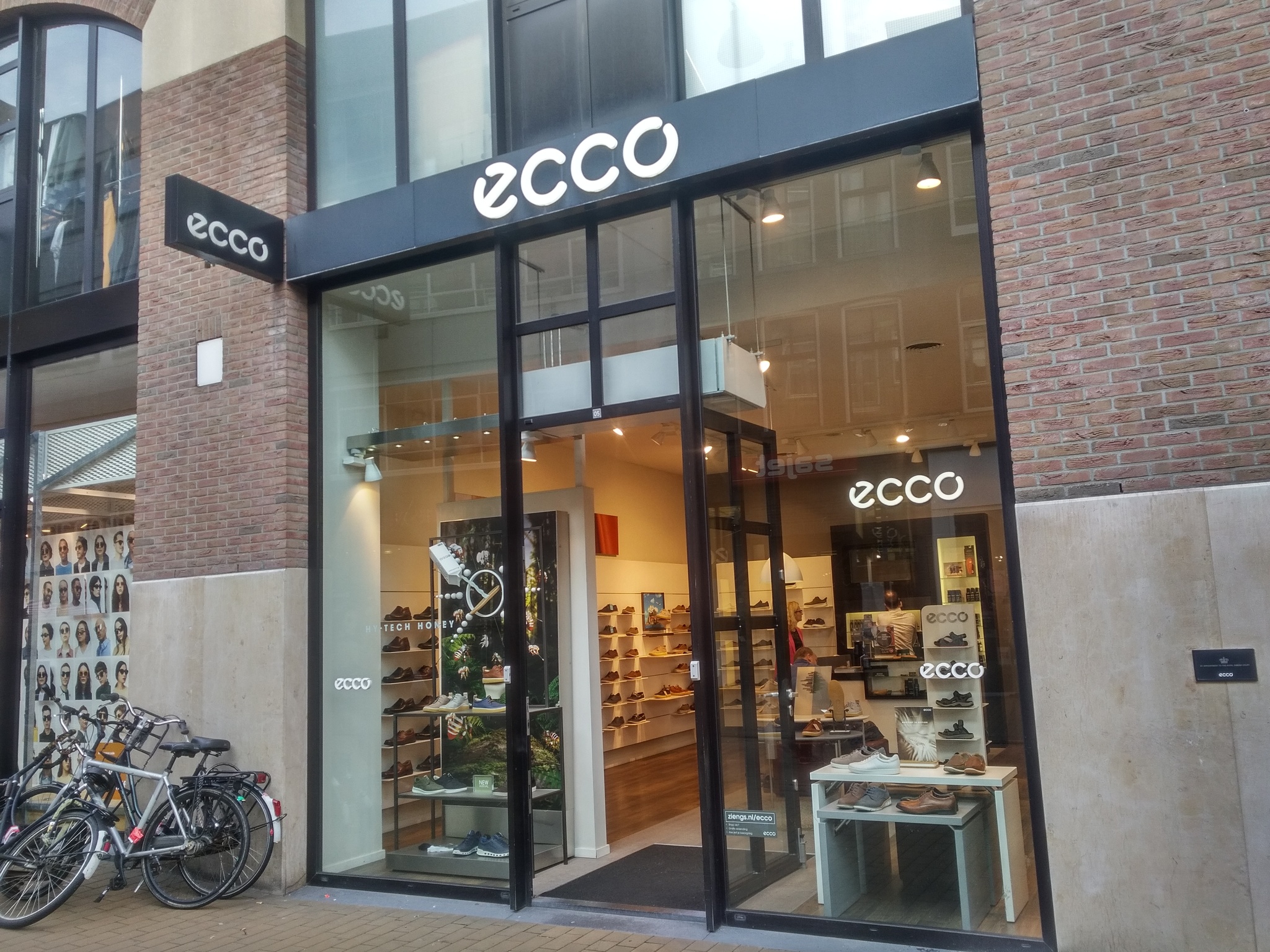 Ecco_shoe_store,_Groningen_(2018).jpg