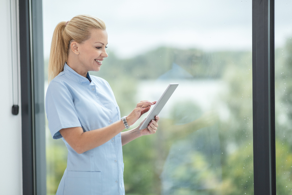 female-nurse_XYNYITNTU1.jpg