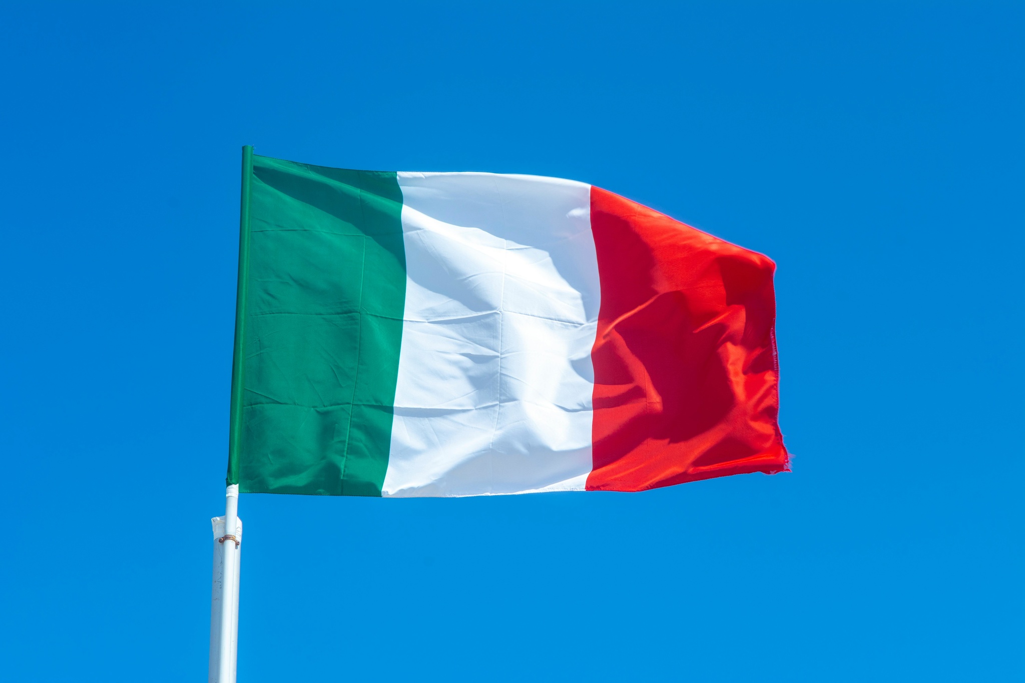 free-photo-of-cielo-azzurro-vento-simbolo-patriottico.jpeg