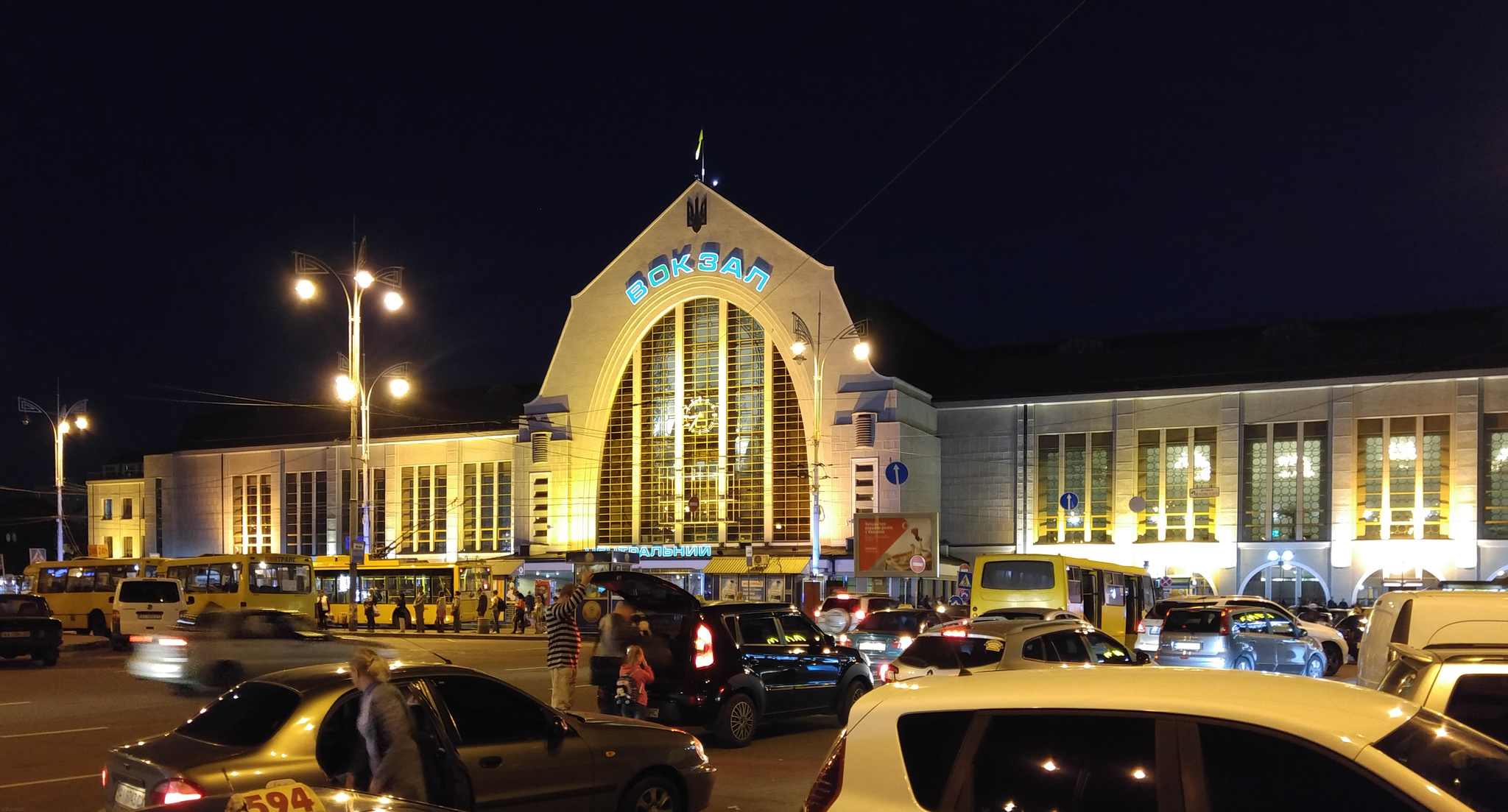 Kyiv-Pasazhyrskyi_Railway_Station_by_night.jpg