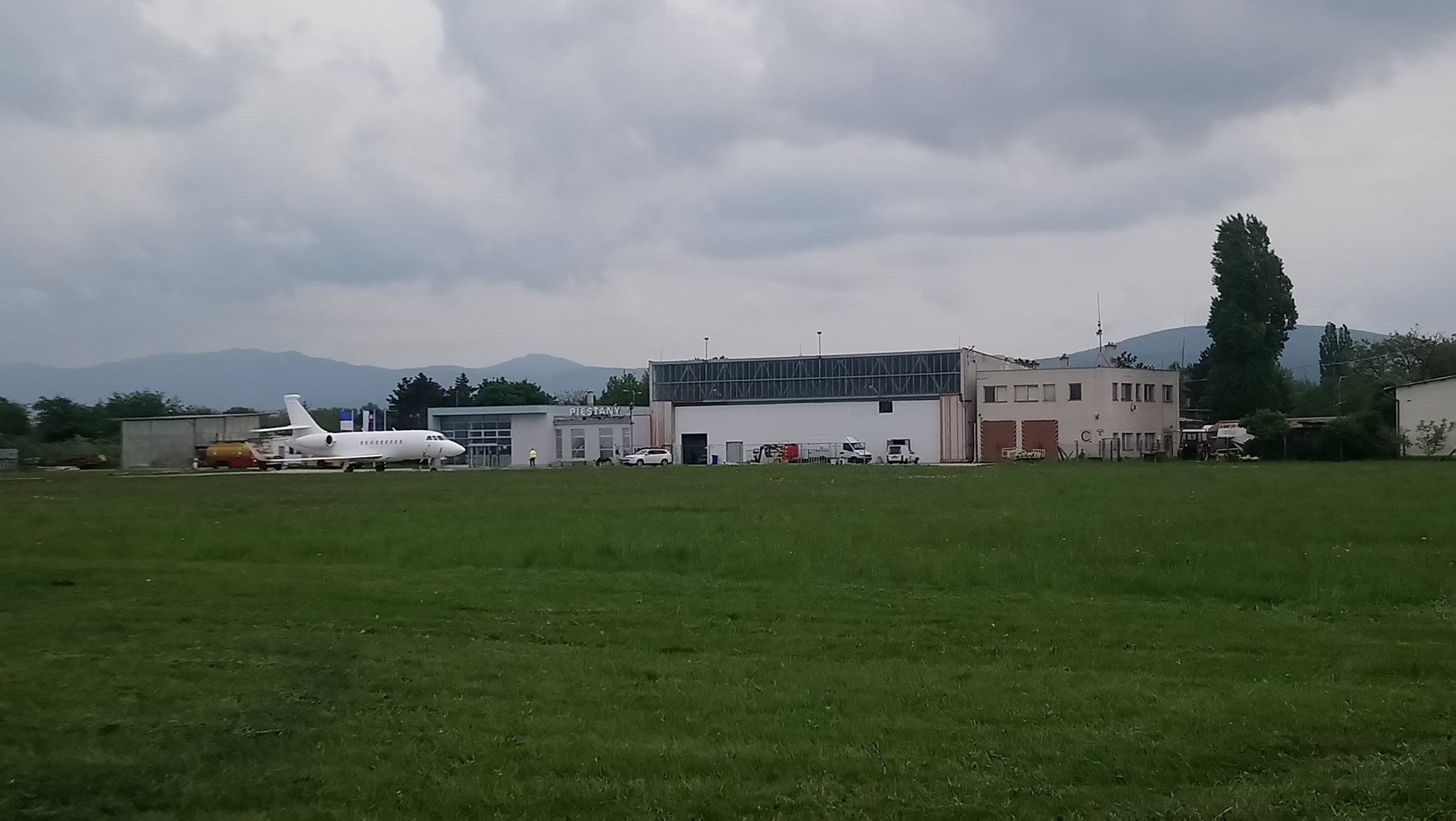Letisko_Piešťany_terminál_pohľad_západný.jpg