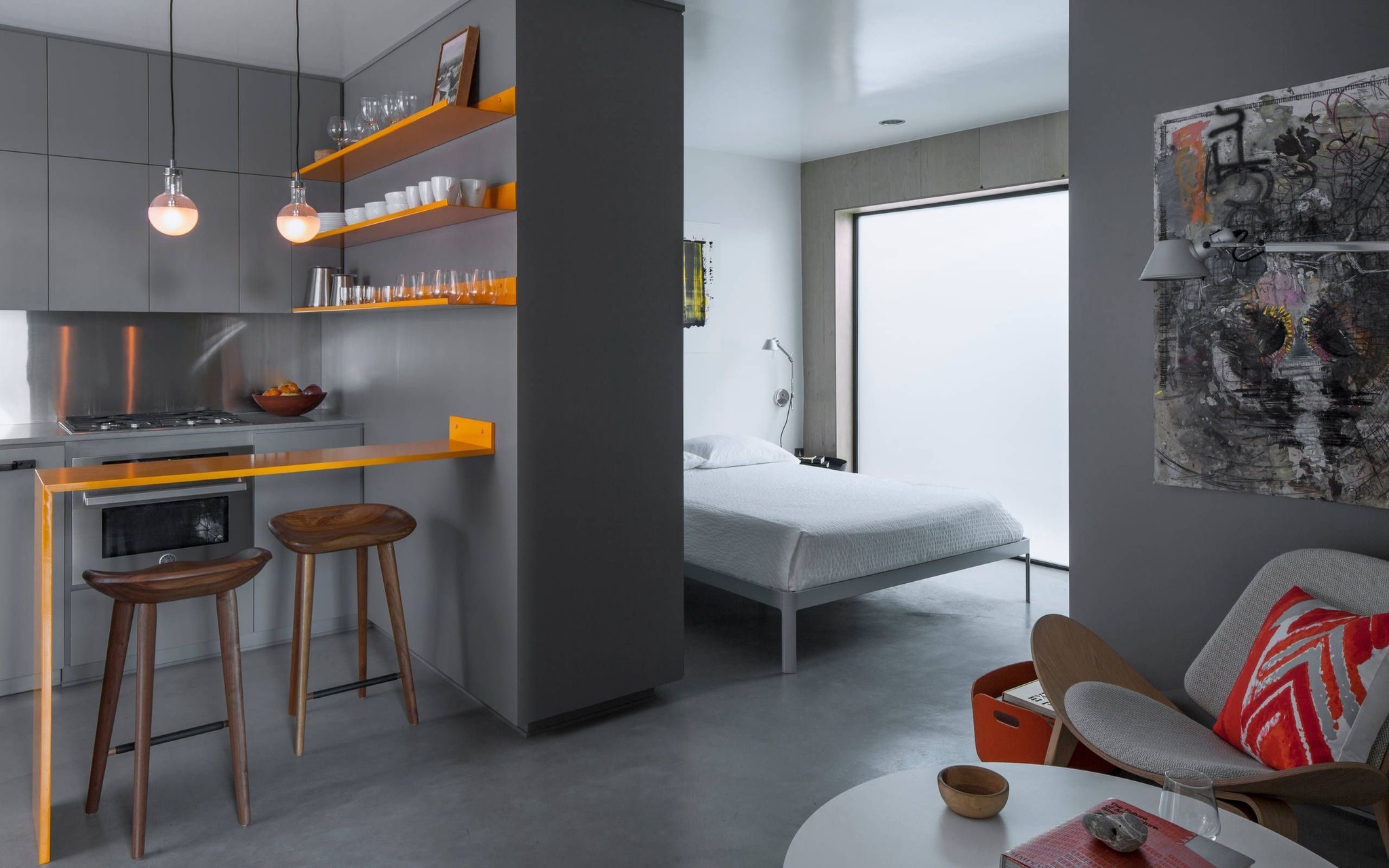 mikro-interer-spalnia-kukhnia-stolovaia-micro-apartment-by-v.jpg