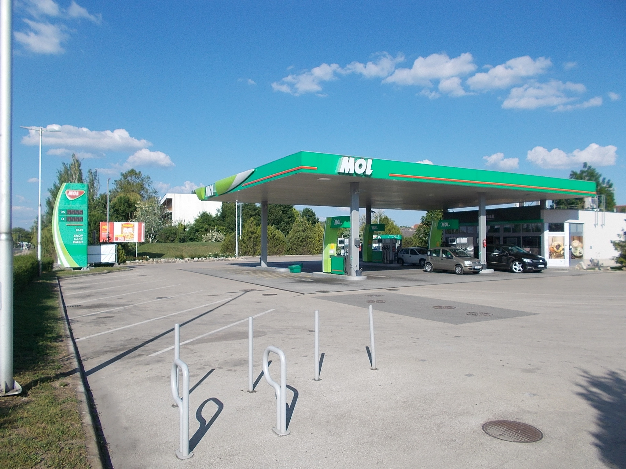 MOL_petrol_station,_2017_Gárdony.jpg