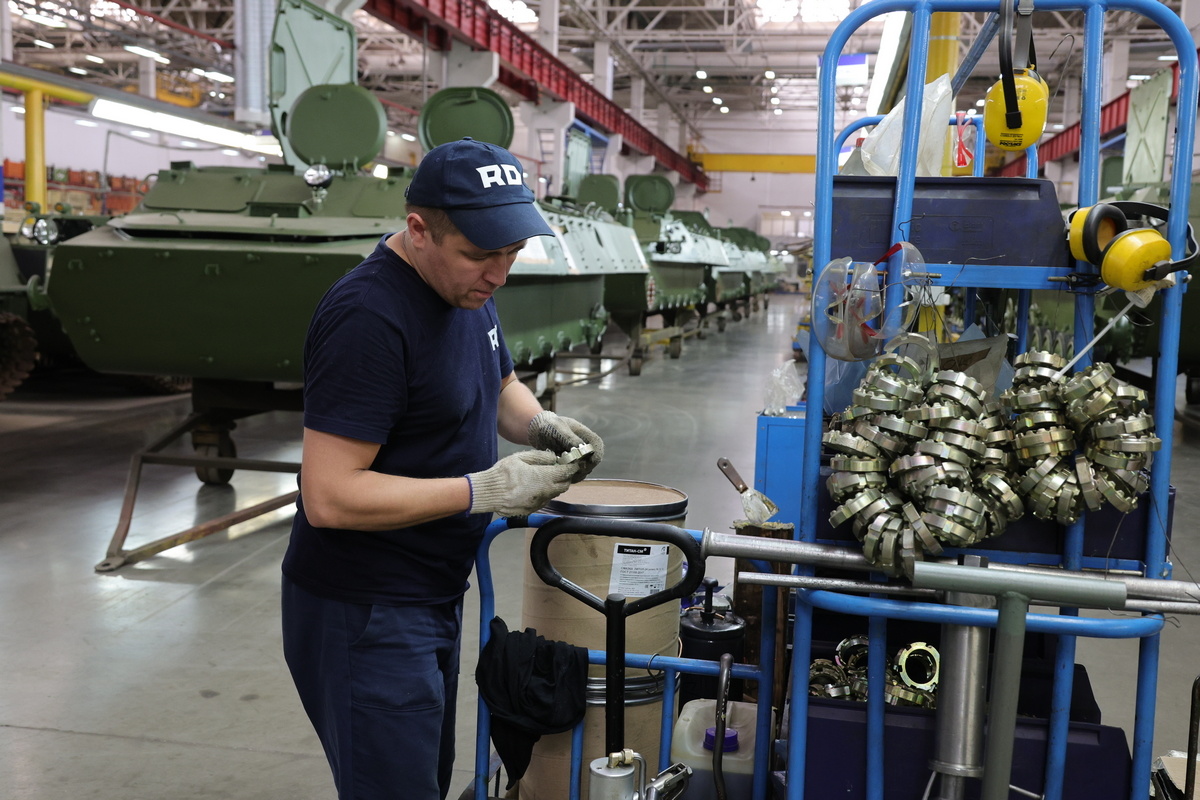MT-LB_being_renovated_inside_Tatarstan_military-industrial_complex_-_July_2023_07 (1).jpg