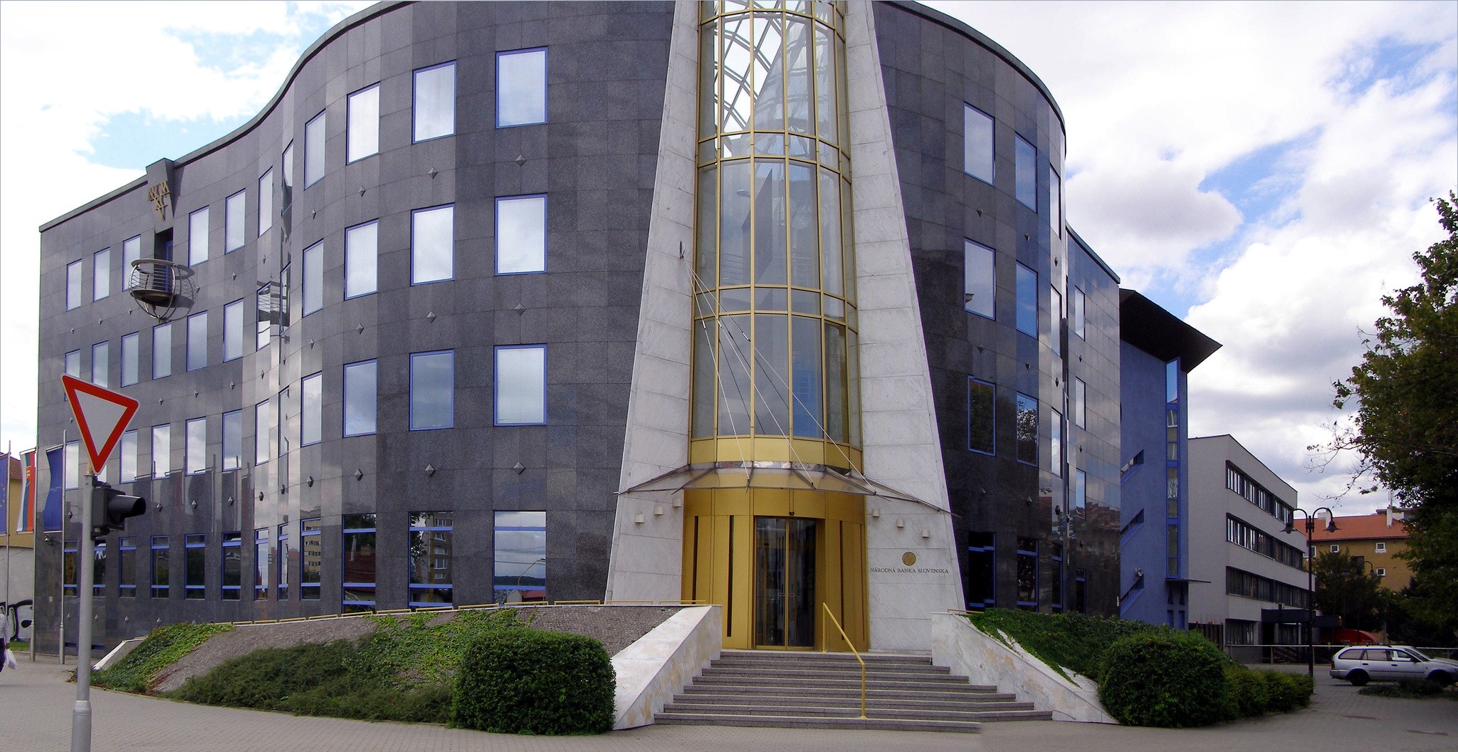 Národná_banka_Slovenska_-_panoramio_(1).jpg