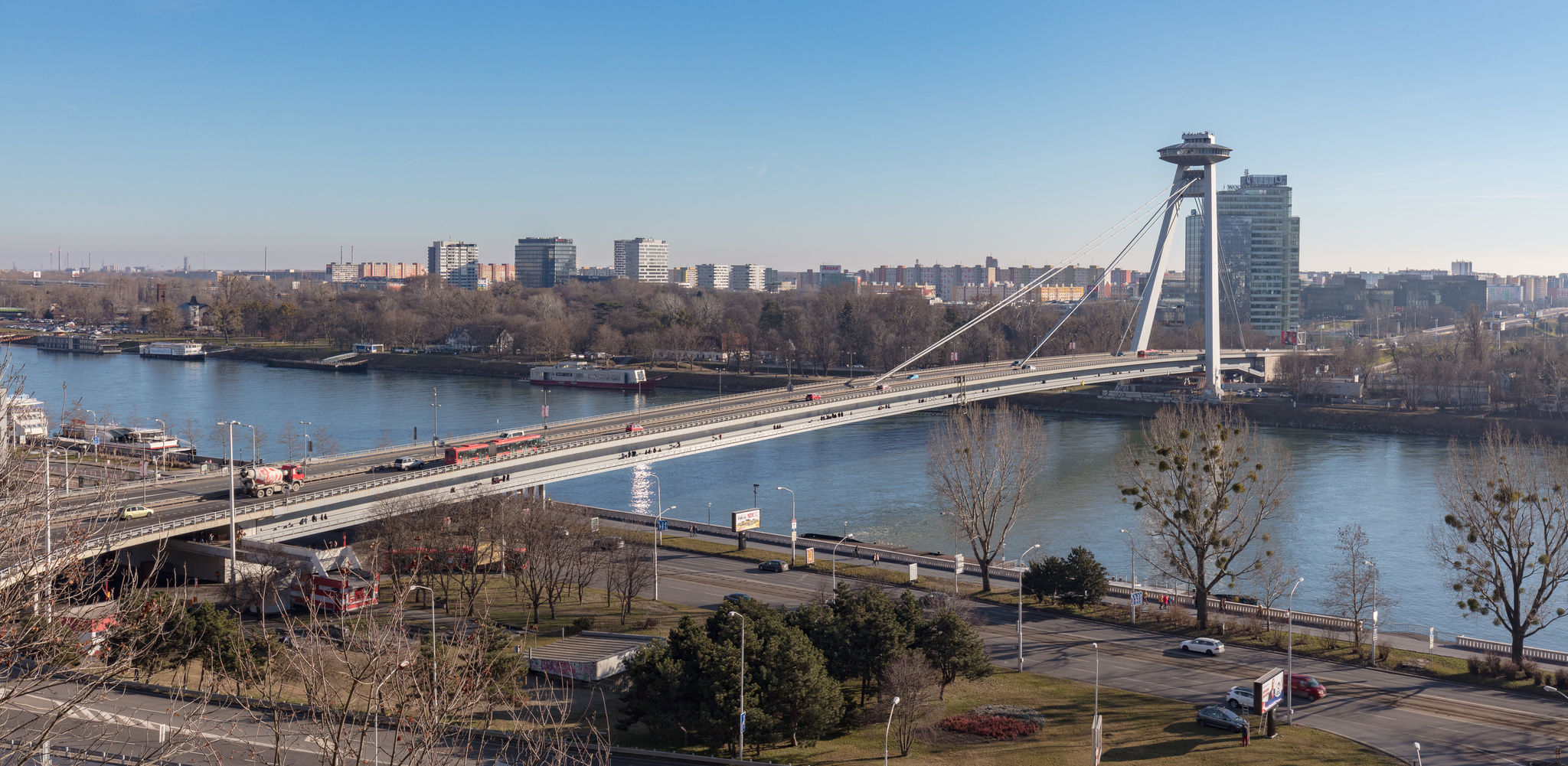 Puente_de_la_Insurrección_Nacional_Eslovaca,_Bratislava,_Eslovaquia,_2020-02-01,_DD_49.jpg