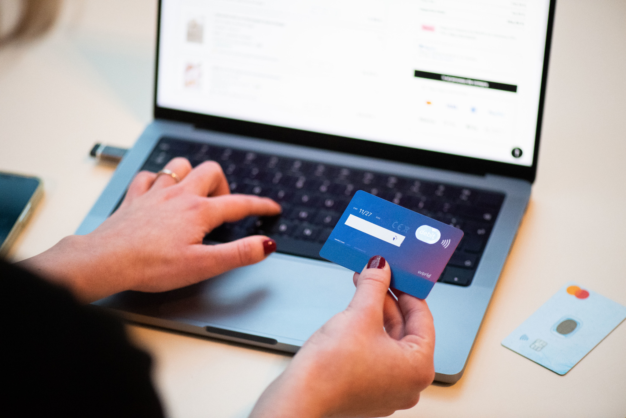 Shopping_online_with_bank_card.jpg