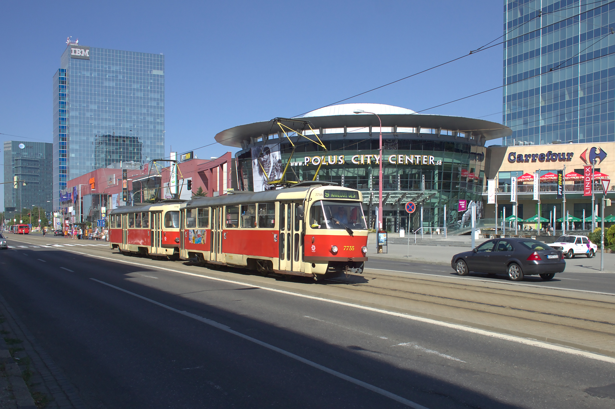 Tramo_en_Bratislavo,_Polus_City_Center.jpg