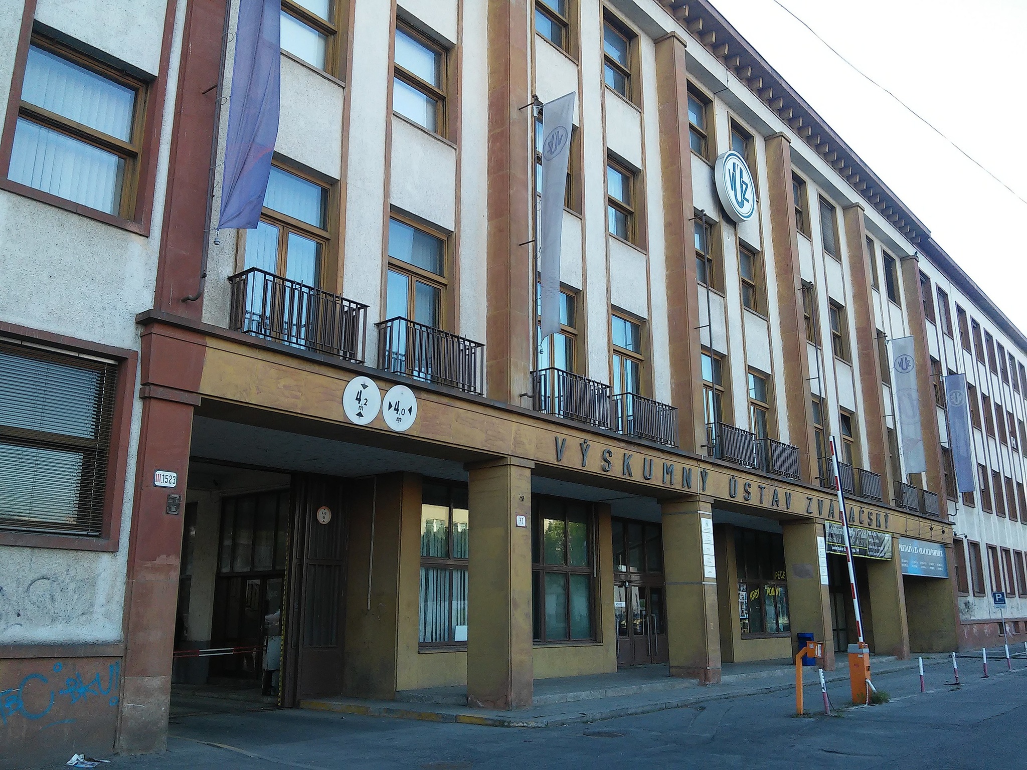 Zváračský ústav.jpg