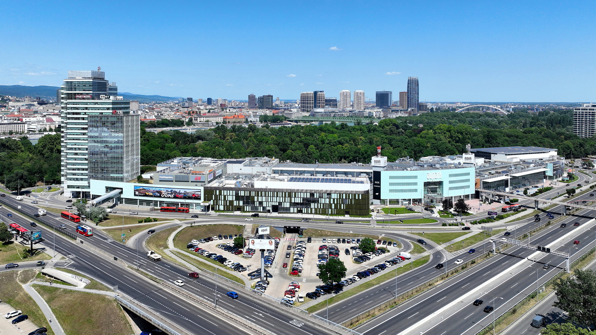 Bratislava_-_Einkaufszentrum_Aupark.jpeg