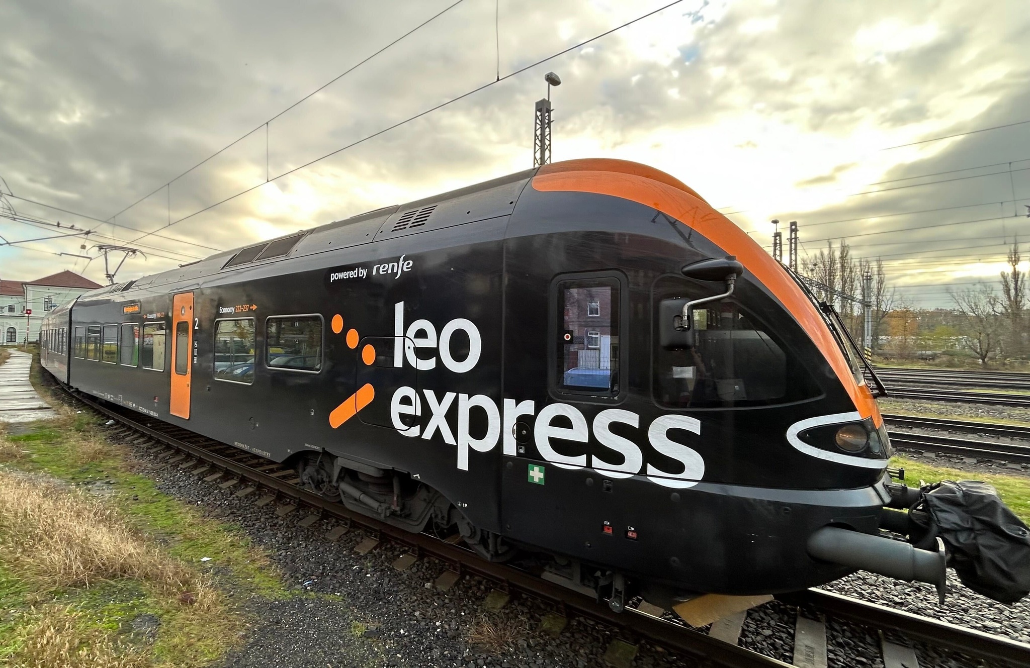 Leo_Express_powered_by_Renfe.jpg