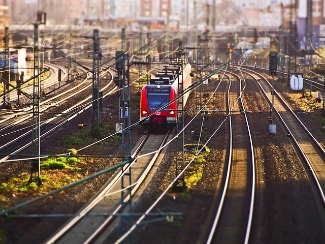 train-1107983_640.jpg