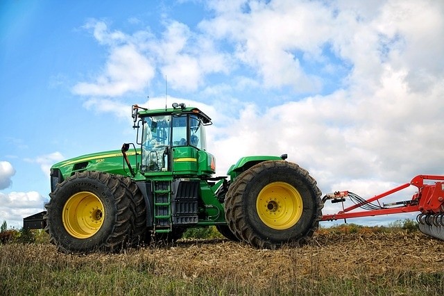 tractor-1815232_640.jpg