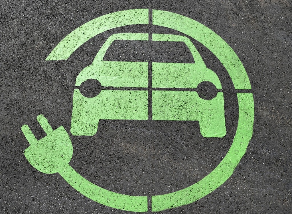 electric-charge-2301604_1920.jpg