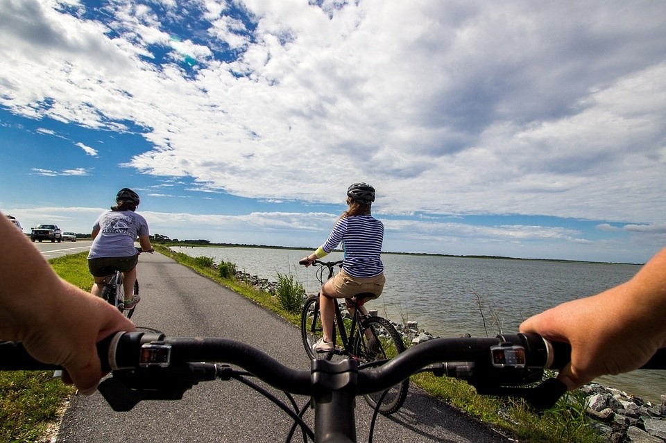 bicycle-riders-2071825_960_720.jpg