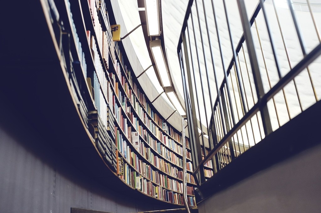 library-438389_1280.jpg