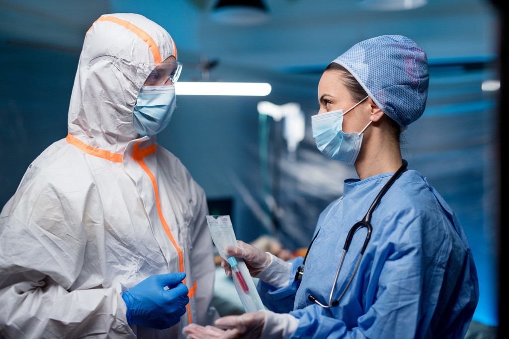 medici-infermieri-coronavirus-covid-19-mascherine-dispositivi-protezione-ospedale-terapia-intensiva-AdobeStock_327572575-scaled.